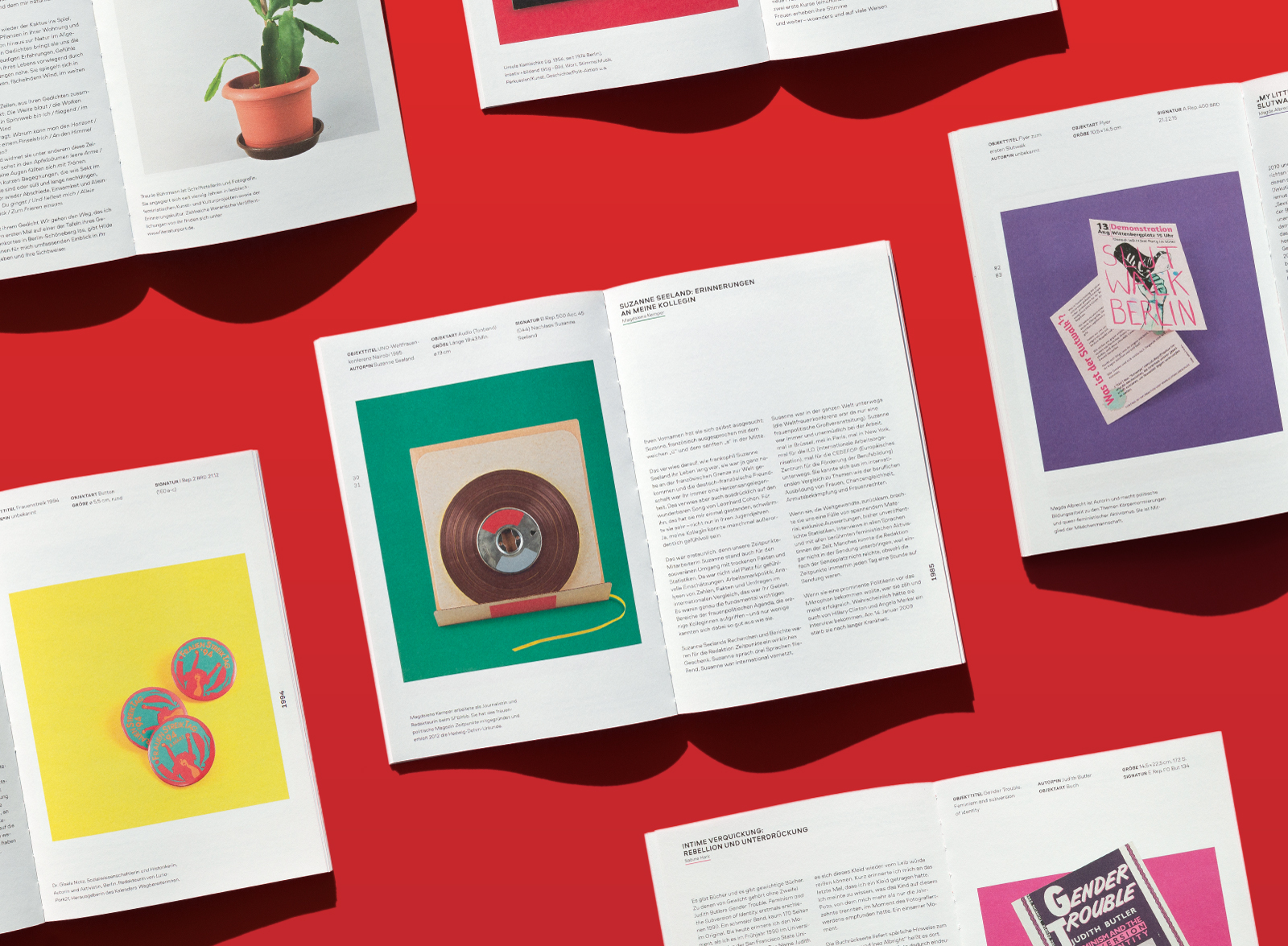 mehrere geöffnete Ausgabe der Jubiläumspublikation des FFBIZ nebeneinander mit Fotos von unterschiedlichen Archivalien