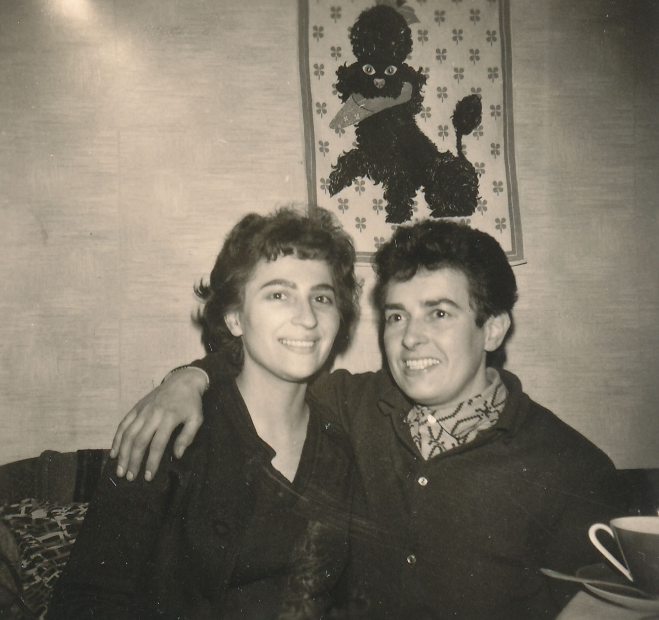 Paarfoto von Tommy und ihrer Freundin. Sie sitzen auf dem Sofa und Tommy hat ihren Arm auf ihre Schulter gelegt.