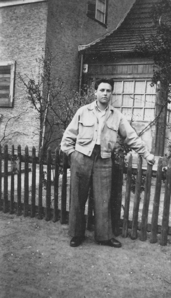 Aufnahme von Rita Thomas alias Tommy vor einem Haus mit Gartenzaun