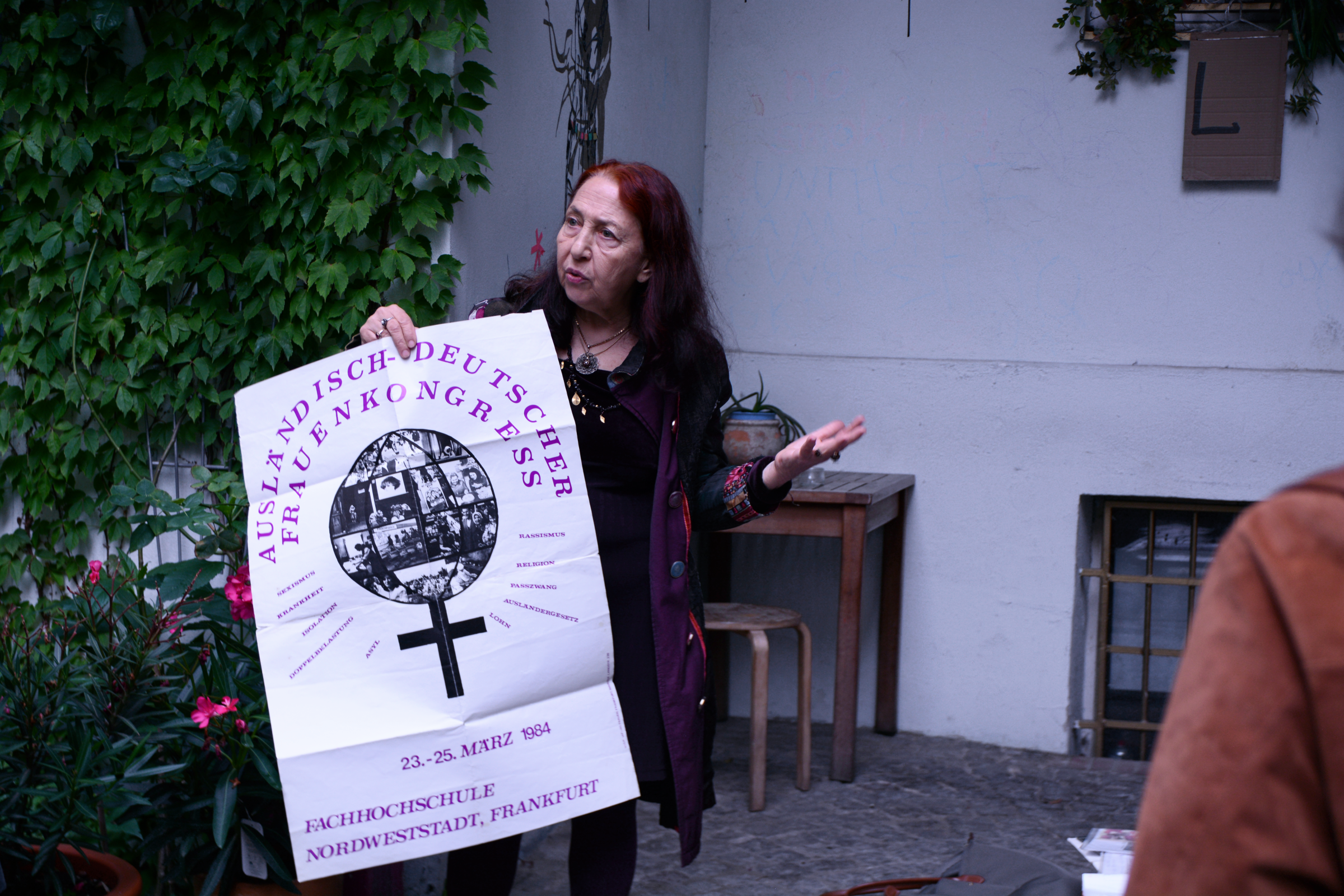 Berrin Önler-Sayan mit dem Plakat des Kongresses in der Hand