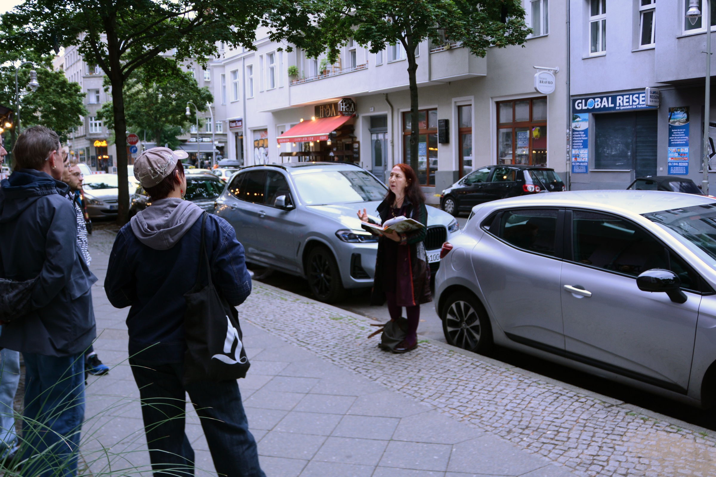 Beim Stadtrungang. Personen stehen vor dem TIO.