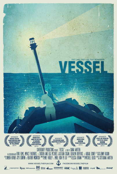 Plakat zum Film Vessel, der die Arbeit der Organisation Women on Waves dokumentiert, zeigt die Zeichnung einer Frau am Bug eines Schiffes auf dem Meer