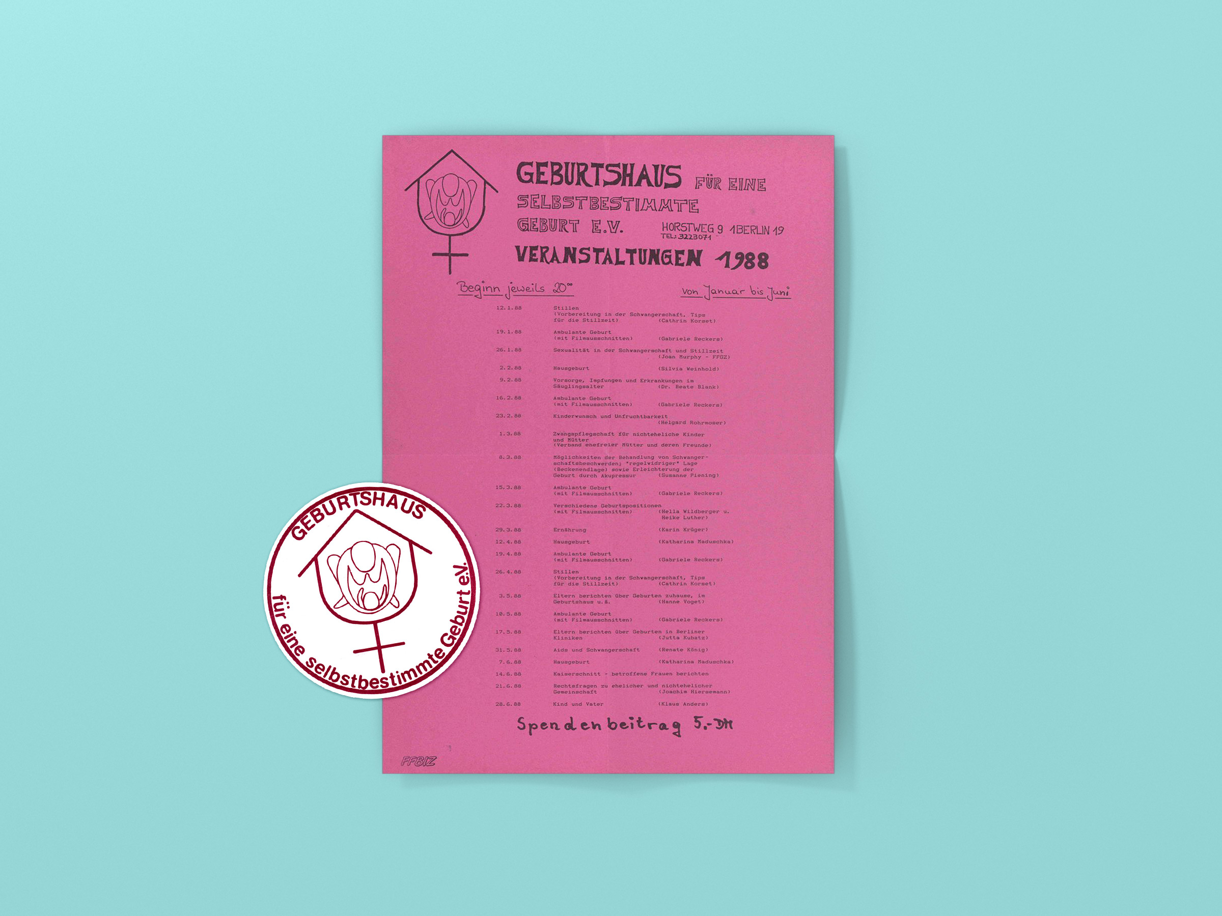 schwarze Schrift auf pinkfarbenem Veranstaltungsflyer und rote-weißer Sticker; Logo des Geburtshauses mit Graphik einer Frau, die ein Kind hält