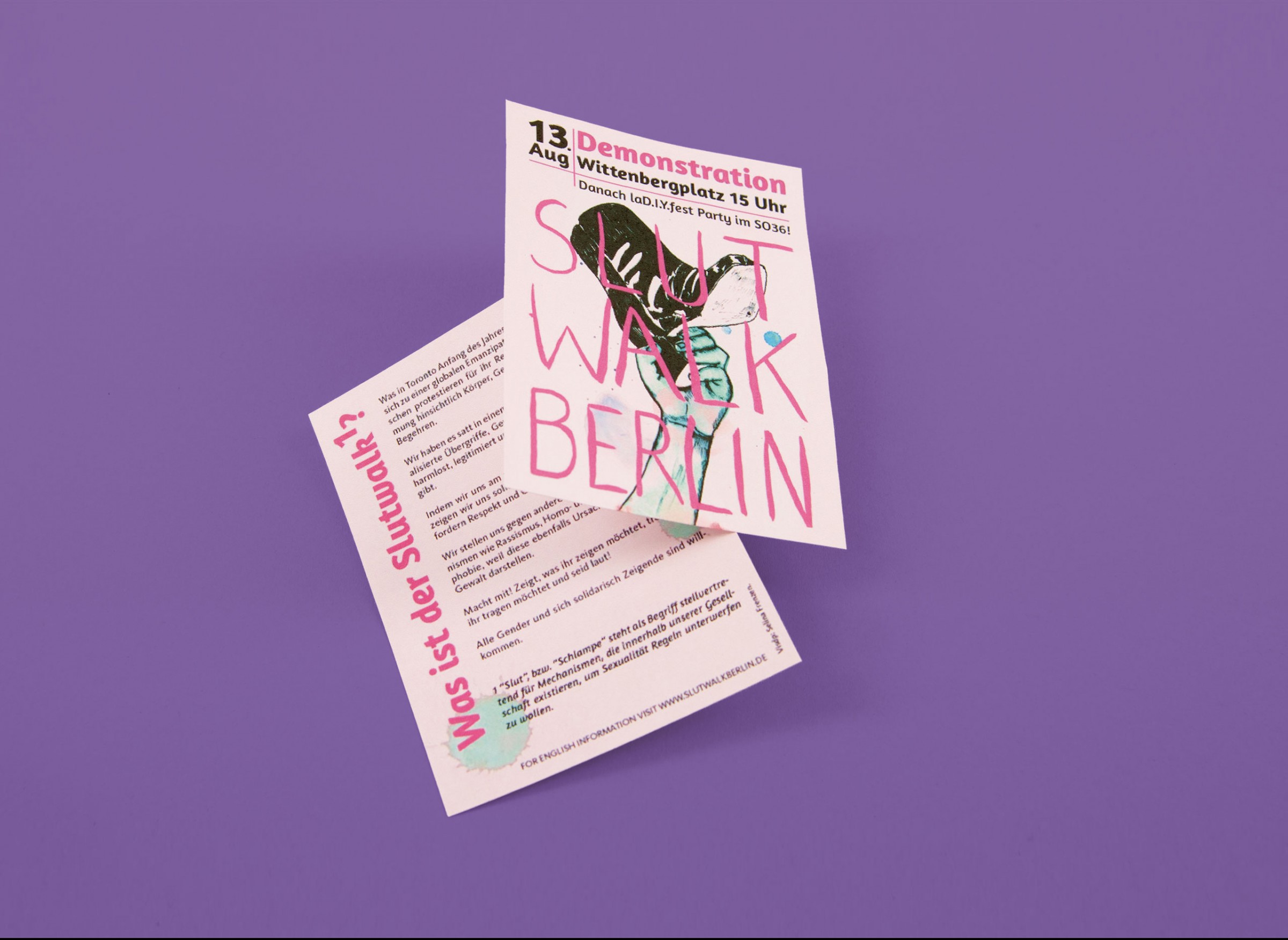 Zeichnung: Hand hält einen Schuh mit Absatz hoch, schwarze und pinke Schrift auf hellem Hintergrund