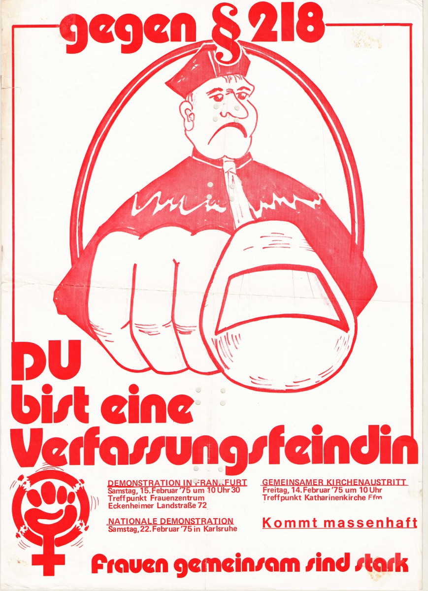 Zeichnung in Rot auf weißem Hintergrund. Richter, der mit Riesenfinger auf die betrachtende Person zeigt. Darunter in großer Schrift: Du bist eine Verfassungsfeindin. Links unten in Rot ein Venusspiegel mit einer Faust in der Mitte. In kleiner Schrift: Demonstration in Frankfurt, Samstag 15. Februar 75 umd 10 Uhr 30, Treffpunkt Frauenzentrum, Eckenheimer Landstraße 72. Nationale Demonstration, Samstag 22. Februar 75 in Karlsruhe. Gemeinsamer Kirchenaustritt, Freitag 14. Februar 75 um 10 Uhr, Treffpunt Katharinerkirche Ffm. Kommt massenhaft. Frauen gemeinsam sind stark.