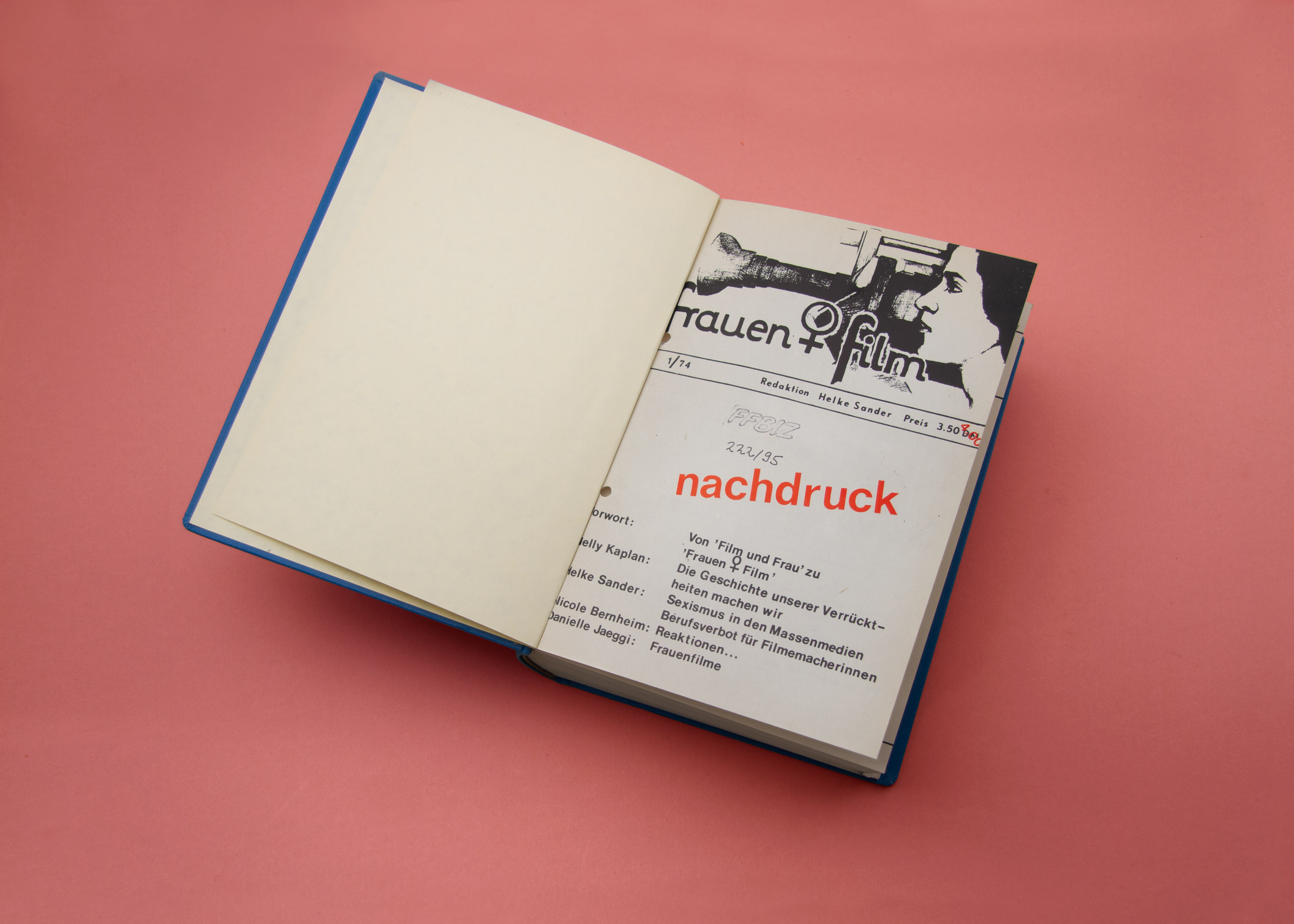 geöffnete Zeitschriftenband zeigt Frau vor Kamera auf dem Cover der ersten Ausgabe der Zeitschrift Frauen und Film von 1974