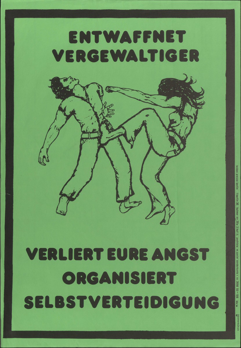 Grafik mit schwarzer Zeichnung und Schrift auf grünem Hintergrund zeigt Frau, die einem Mann in die Genitalien tritt. Das Plakat trägt den Titel „Entwaffenet Vergewaltiger. Verliert eure Angst organisiert Selbstverteidigung“