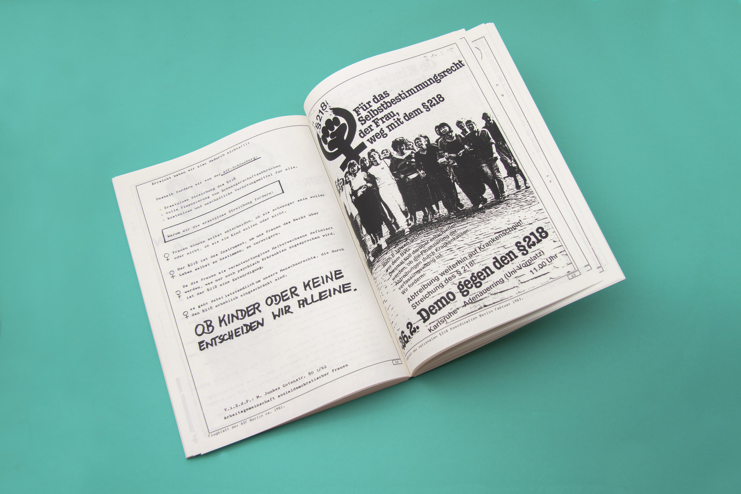 aufgeschlagene Seite einer Broschüren zeigt Flugblatt mit Frauenzeichen und Demofoto