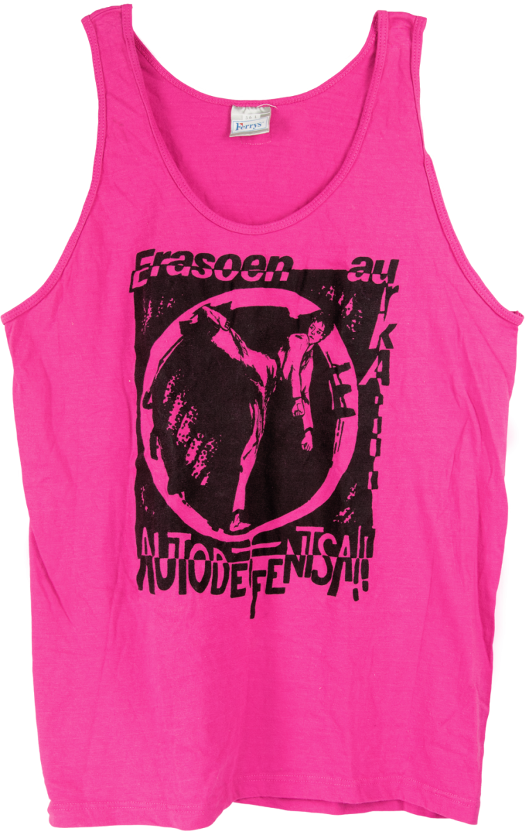 pinkfarbenes ärmelloses T-Shirt mit schwarzem Aufdruck zeigt Person in Kampfstellung.