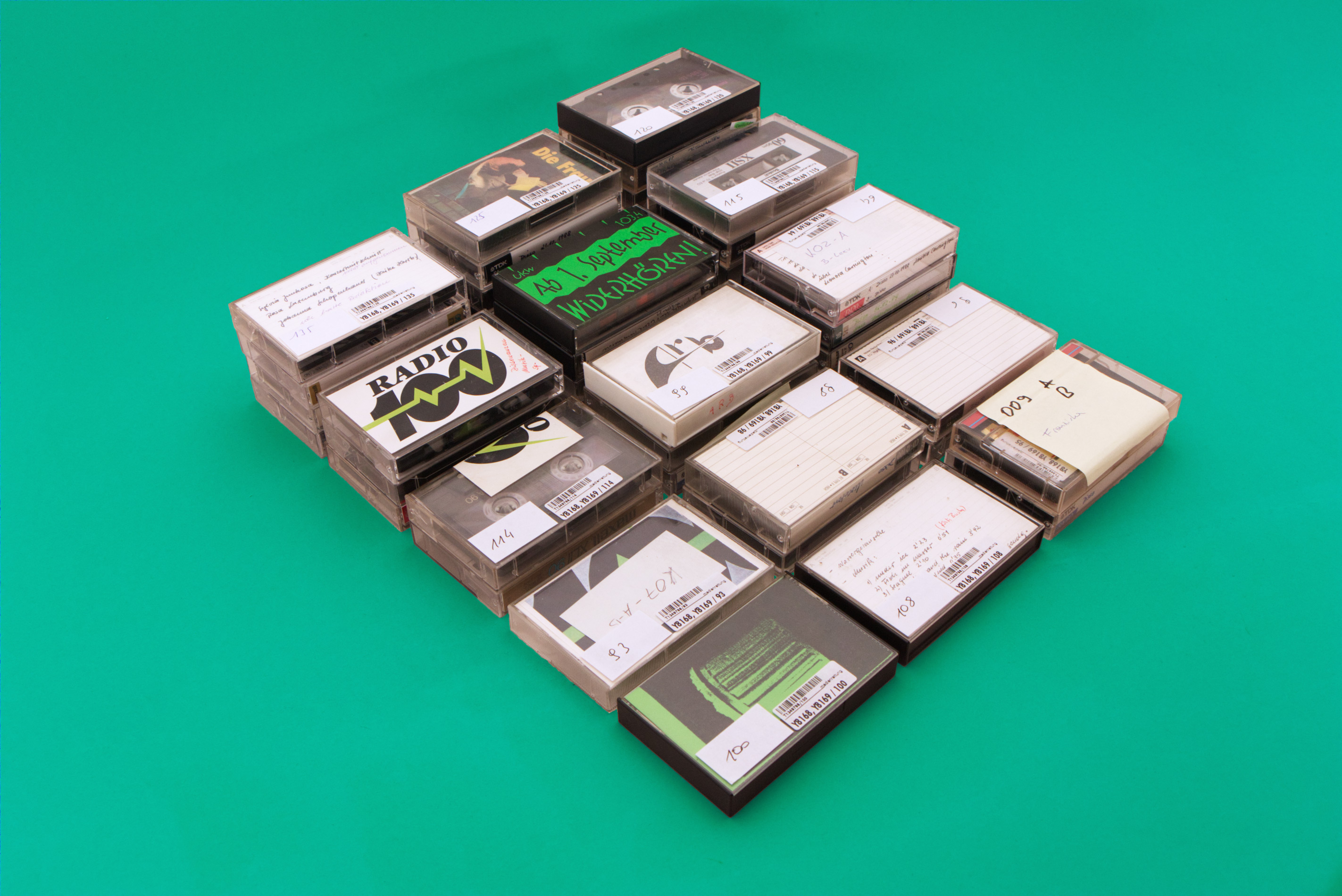 gestapelte Kassetten, eine der Kassetten trägt die Aufschrift „Radio100“