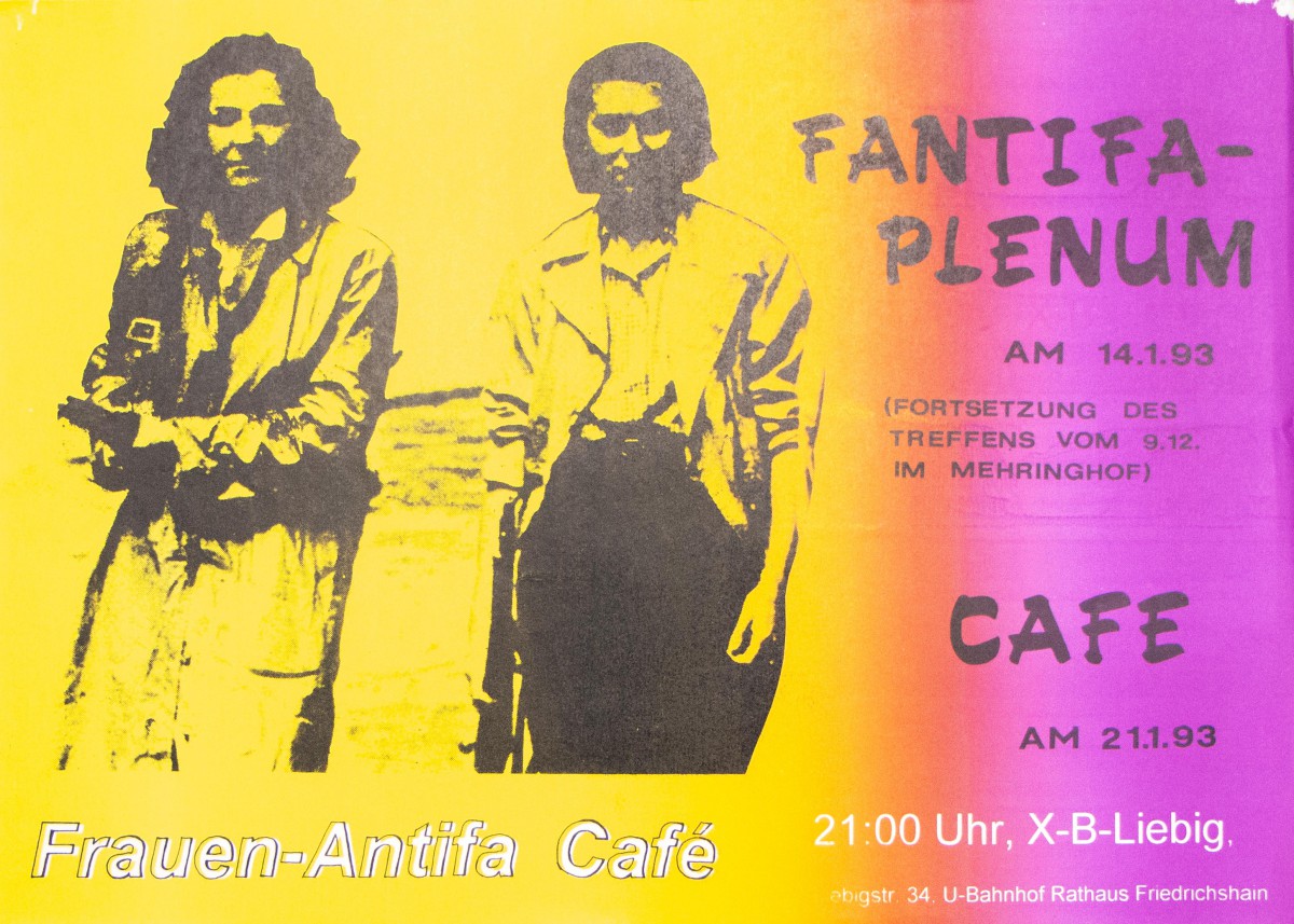 zwei stehende Frauen, die linke mit Gewehr im Anschlag. Farbskala von lila bis gelb, schwarz