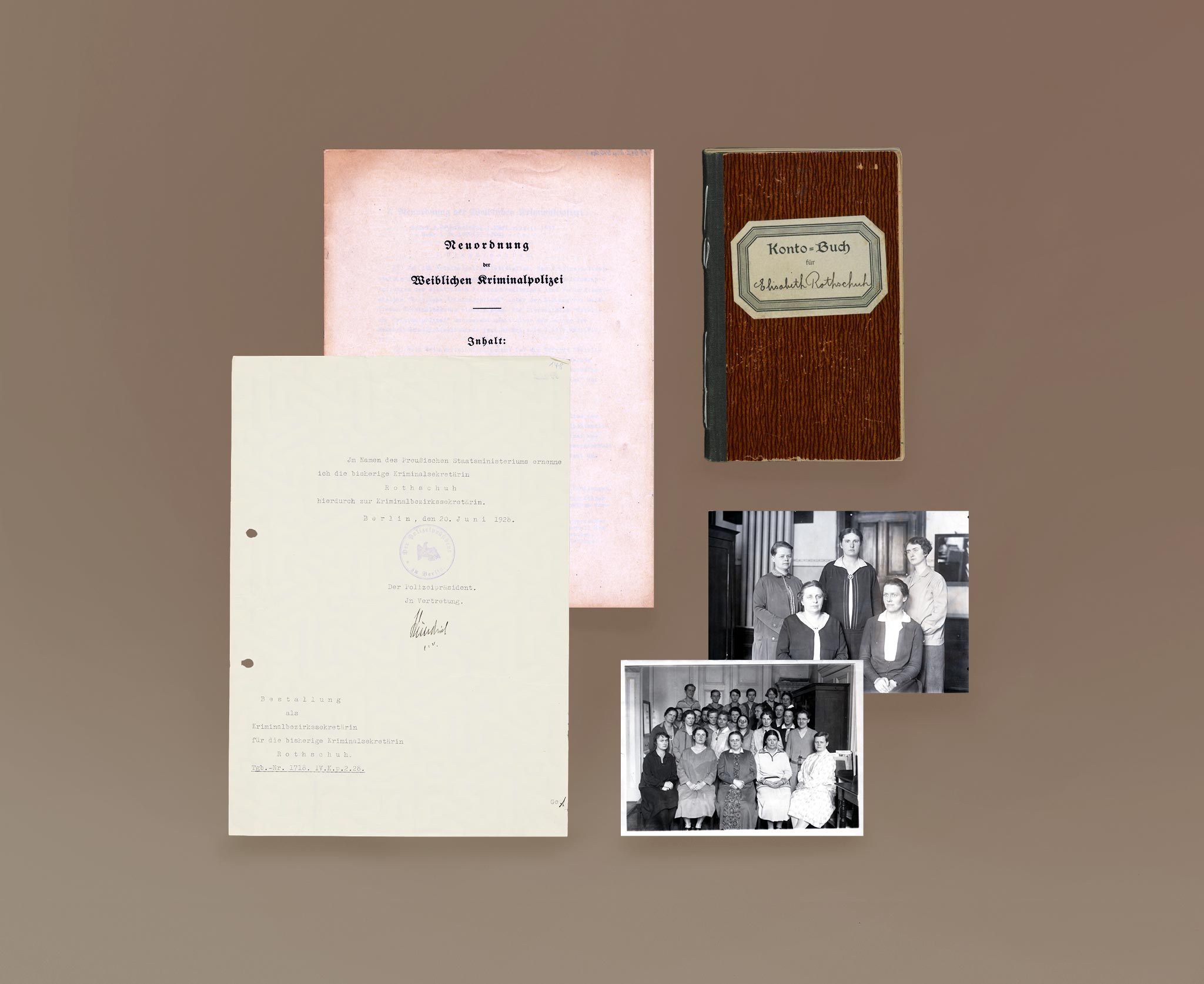 diverse Dokumente und Fotografien: zwei Gruppenfotos von Mitarbeiterinnen der weiblichen Kriminalpolizei, zwei Schriftdokumente und das Cover eines Kontobuches