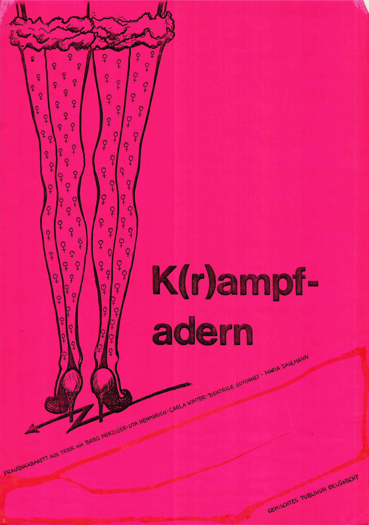 Zeichnung in Schwarz auf pinkem Hintergrund. Frauenbeine in Stöckelschuhen, Strumpfhose mit lauter kleinen Frauenzeichen. Daneben steht in großer Schrift K(r)ampfadern. Darunter steht in kleiner Schrift Frauenkabarett aus Trier mit Babs Merziger, Uta Hemmerich, Carla Winter, Beatrice Guyonnet, Maria Dahlmann. In der Ecke rechts unten steht Gemischtes Publikum erwünscht.
