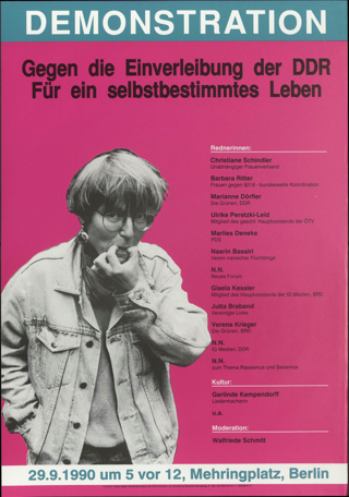 Foto: Frau mit Jeansjacke pfeift auf zwei Fingern