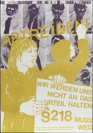 Wand mit Fotos von Männern, zwei gezeichnete Frauen schreiben quer darüber „Abtreiben !“, eine Frau hält ein Transparent in der Hand