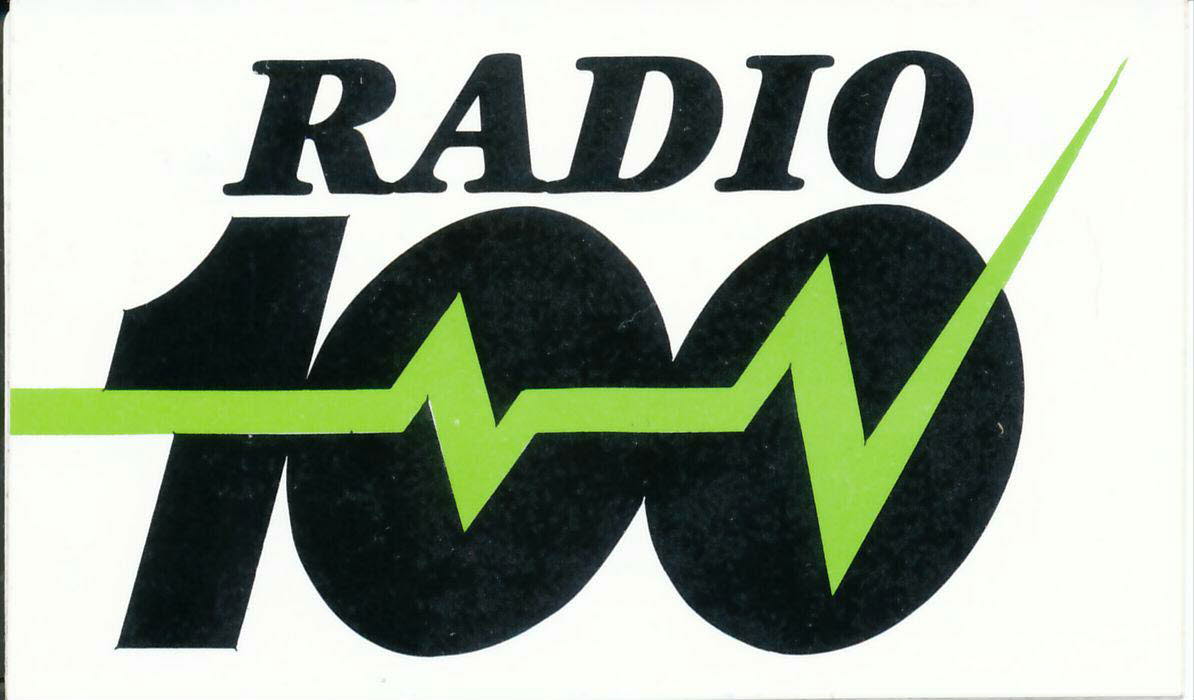 Logo von Radio 100 zeigt schwarze Schrift auf weißem Hintergrund und gezackte, horizontal verlaufende grüne Linie