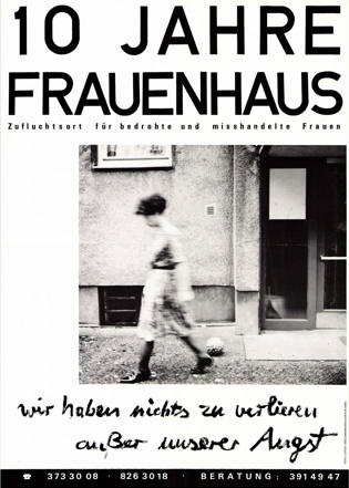 Foto in der Mitte zeigt Frau, die an einem Hauseingang vorbeigeht