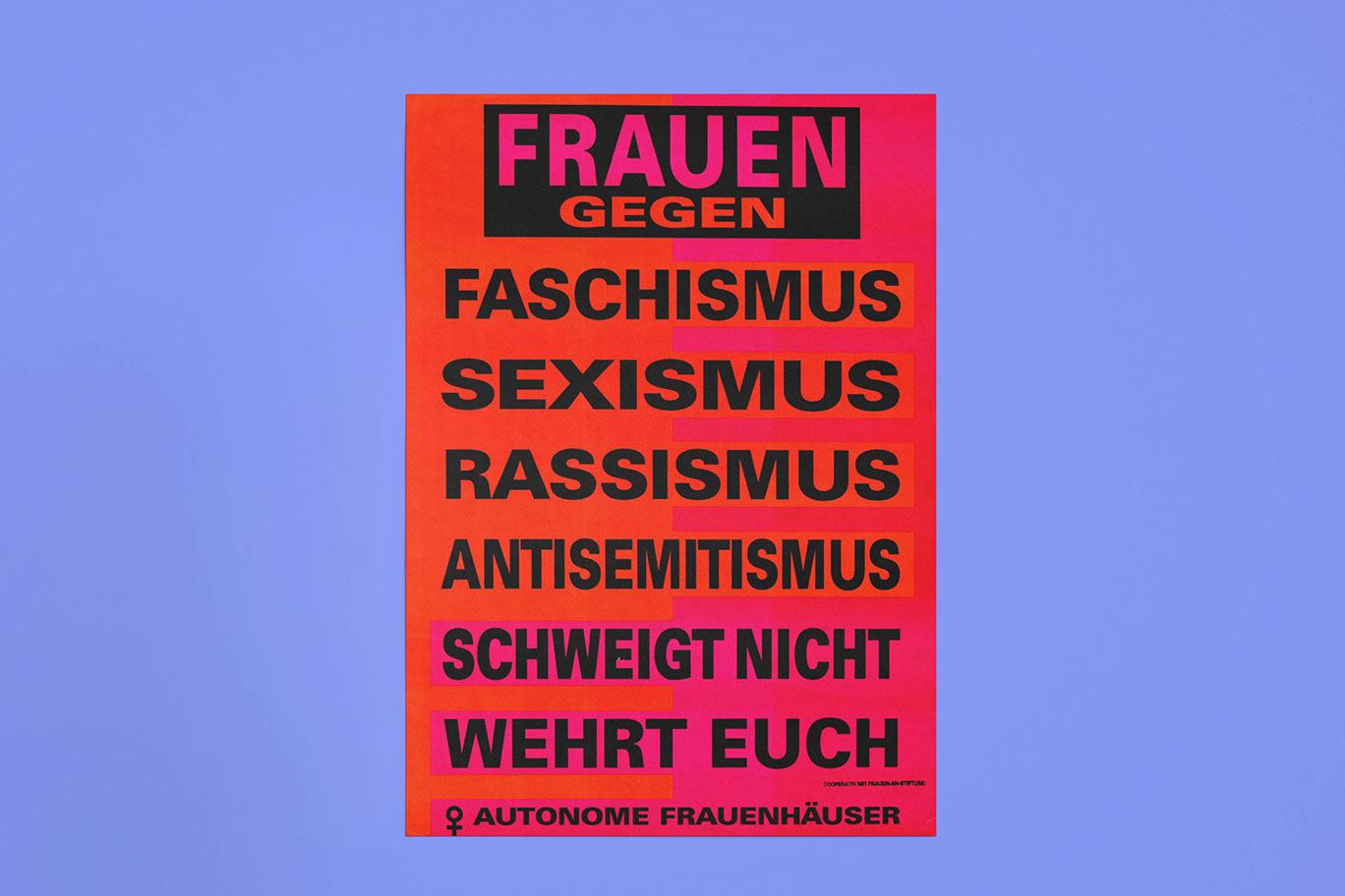 Auf dem orange-roten Plakat steht in großen schwarzen Lettern: FASCHISMUS, SEXISMUS, RASSISMUS, ANTISEMITISMUS, SCHWEIGT NICHT, WEHRT EUCH. Autonome Frauenhäuser