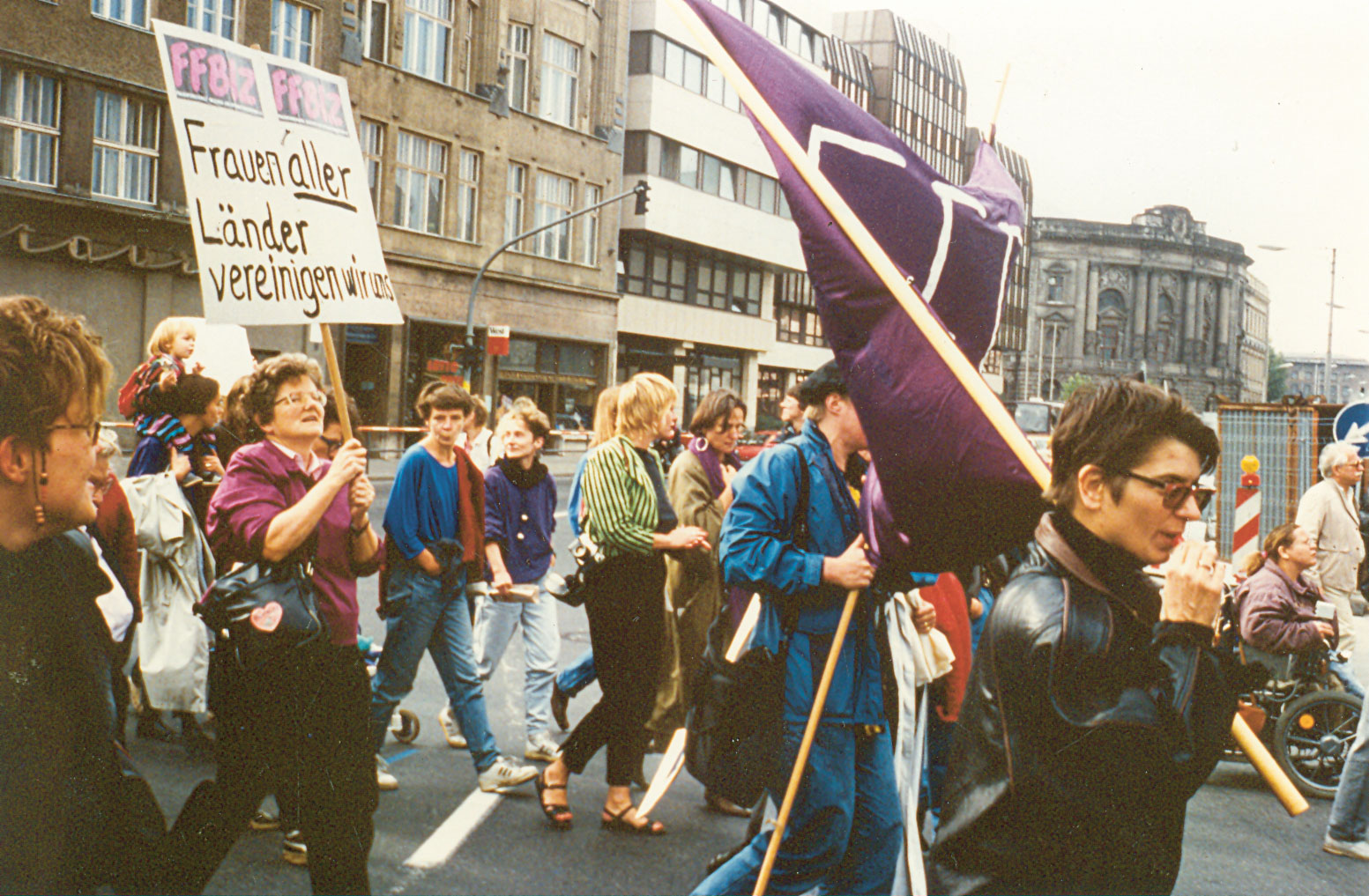 Gisela Vollradt mit FFBIZ-Plakat auf der West-Ost Frauendemonstration vom Mehringplatz zum Lustgarten unter dem Motto „5 Minuten vor 12“