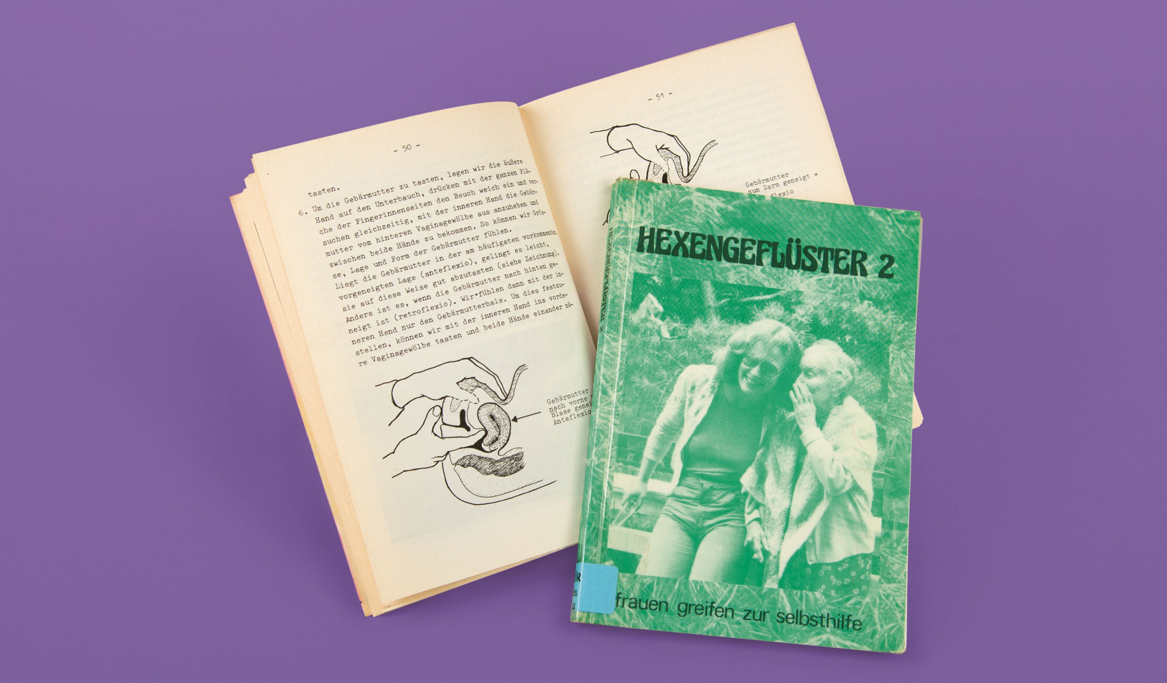 grünes Cover der Publikation zeigt eine ältere Frau, die einer jüngeren etwas in das Ohr flüstert; geöffnete Buchseiten mit Zeichnungen der weiblichen Geschlechtsorgane