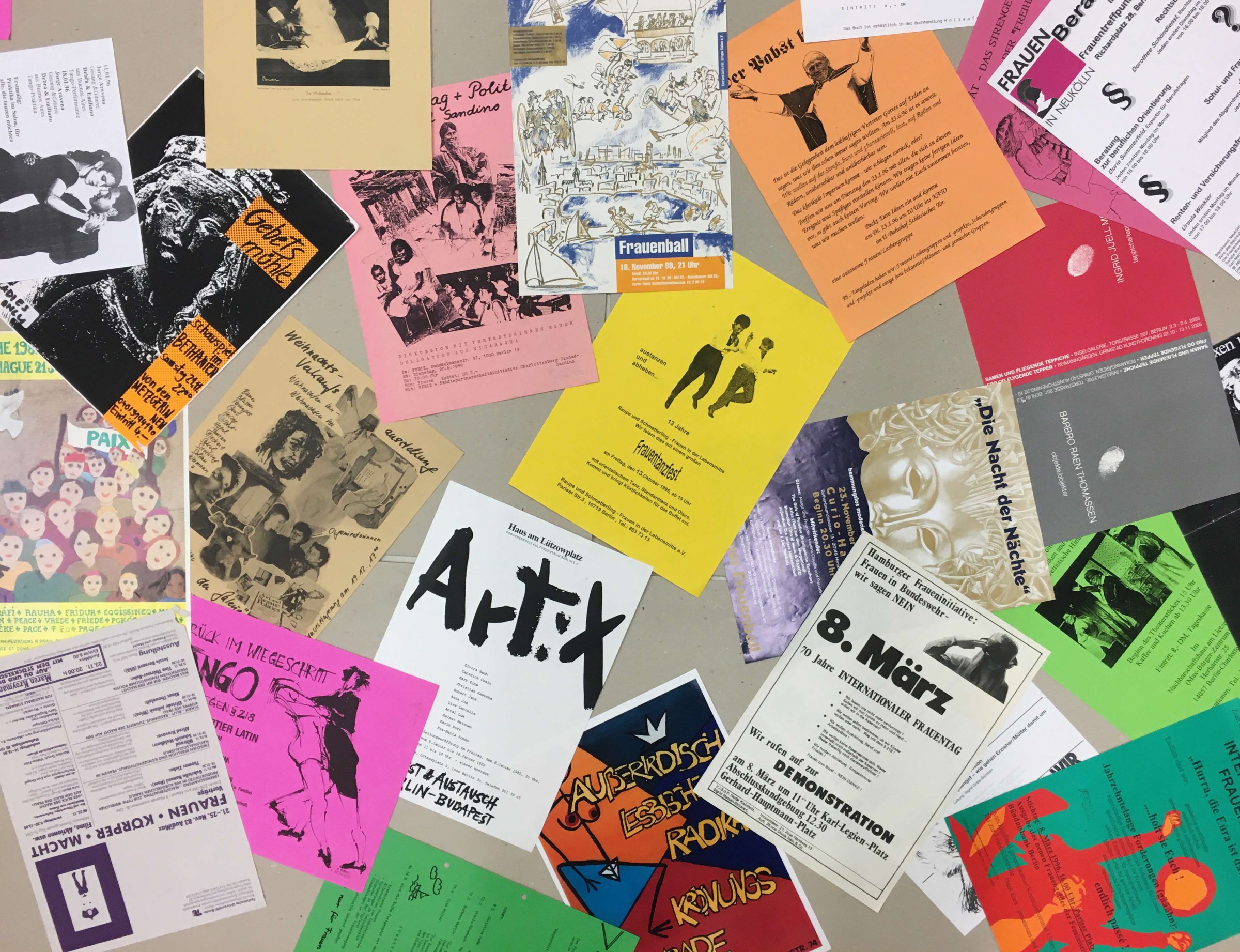 verschiedene farbige Flyer und Plakate neben- und übereinandergelegt